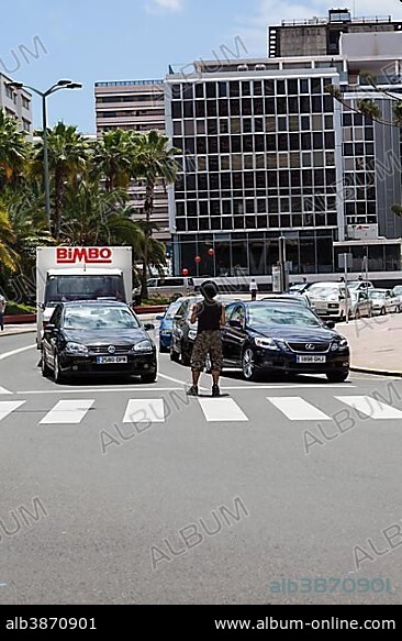 Street performer juggling on an intersection to collect money from motorists, Las Palmas, Gran Canaria, Canary Islands, Spain, Europe, PublicGround, Europe.