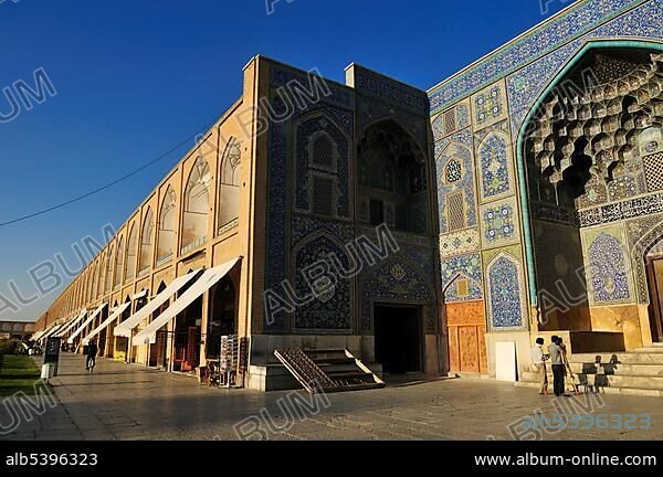 Meidan-e Emam, Naqsh-e Jahan, Imam Square with Sheik Lotfollah, Lotf Allah Mosque, UNESCO World Heritage Site, Isfahan, Esfahan, Iran, Persia, Asia.