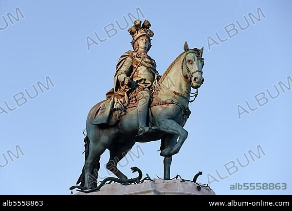 Equestrian statue of Joseph I of Portugal, Praca do Comércio, Lisbon, Portugal, Europe.