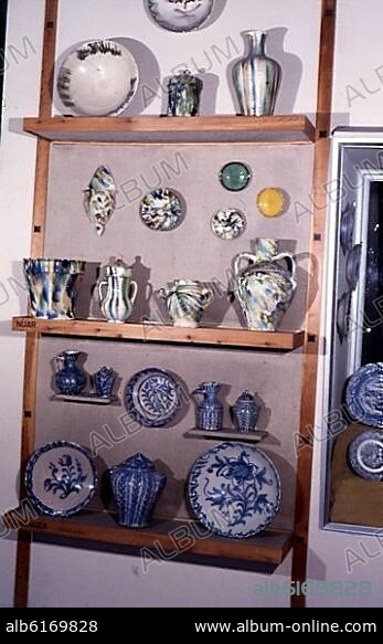 ESTANTERIA CON CERAMICA DE NIJAR (ALMERIA) Y FAJALAUZA (GRANADA) S XX.