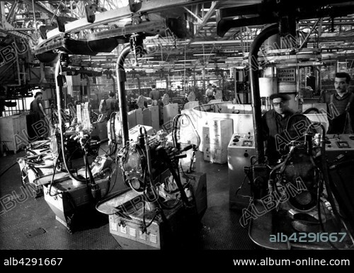 Renault national stage-managing. Billancourt 's factory. Motor tests. 20th century. France.