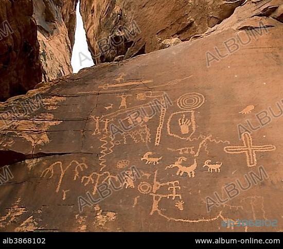 Native American petroglyphs by Anasazi, Atlatl Rock, Valley of Fire, Nevada, USA, North America.