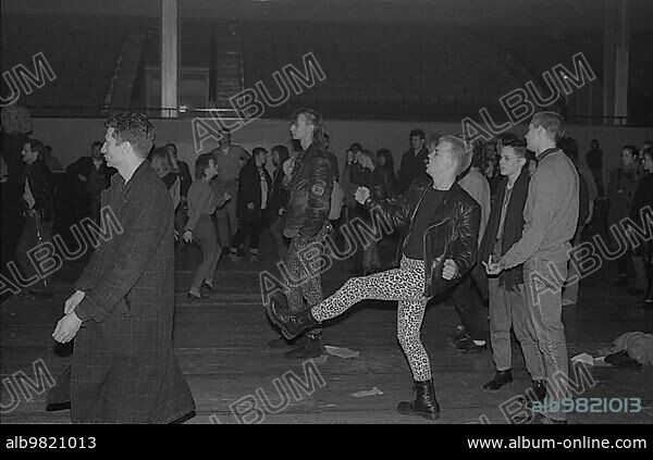 GDR; Berlin; 12.02.1990; Political Festival in the Werner-Seelenbinder-Halle; Punks; Dance.