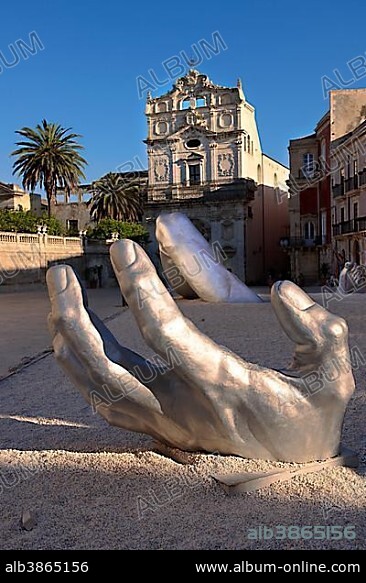 "The Awakening", a 70 ft aluminuim sculpture by Seward Johnson, Duomo square, Syracuse, Siracusa, Sicily, Italy, Europe.