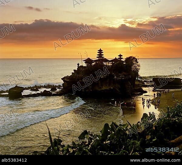 Pura Tanah Lot, ocean temple, dusk, Bali, Indonesia, south-east Asia, Asia.