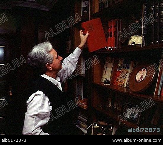 SEÑOR COGIENDO UN LIBRO DE LA BIBLIOTECA.