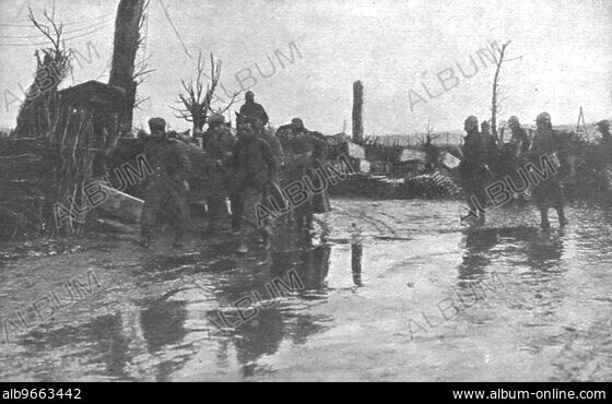 Guerre 14-18 photo 1916 trou d’obus lignes allemandes (Somme) Guerre 14-18 photo 1916 trou d’obus lignes allemandes (Somme)