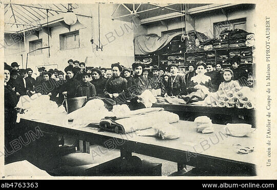 Carte postale, photo un garage/atelier en France c. 1920 Carte postale, photo un garage/atelier en France c. 1920
