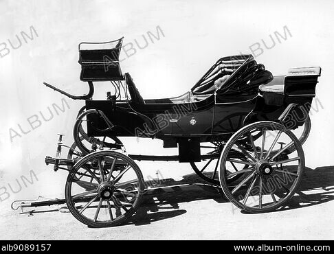 TWO WHEELED CARRIAGE - Fotografías, ilustraciones e imágenes