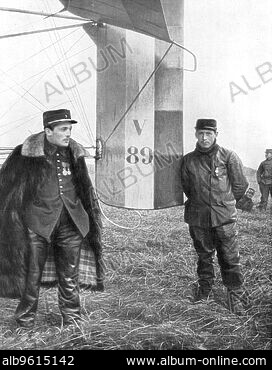 Photo biplan francais avec pilote, soldat et mecaniciens (?)