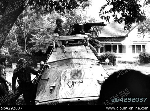 Katanga. U.N.O. forces in action in Elisabethville. . The crew of a damaged armored vehicule fights back with submachine guns.. December 1961. Congo (Zaire).