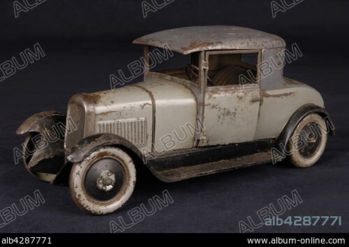 Toy. Fake B14 G Citroën cabriolet. Mechanical motor. Scale : 1/15th. Length : 31 cm. Private collection. Pétrini Family collection.