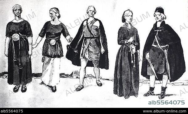 Kleidung der Germanen, Germanen in Jütland, Bronzezeit 2000-800 v. Chr. von links, Frauenkleidung, Mädchenkleidung mit Kordelrock um die Taille, Männerkleidung ist eine Tunika und ein Mantel und dann Frauen- und Männerkleidung durch Konstruktionen im Museum von Kopenhagen, digital verbesserte Reproduktion einer Illustration aus dem 19. Jahrhundert.