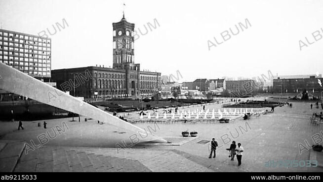 The centre of the capital of the GDR, East Berlin, on 30.4.1975, Rotes Rathaus, DEU, Germany, Berlin, Europe.