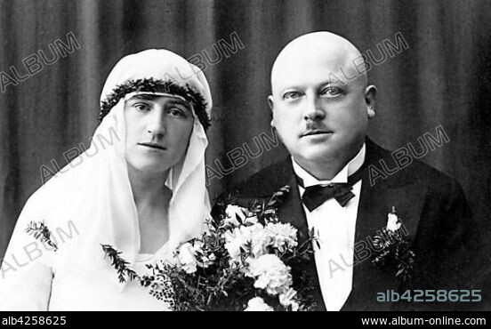 Wedding couple, young woman marries senior man with bald head, 1930s, Germany, Germany, Europe.