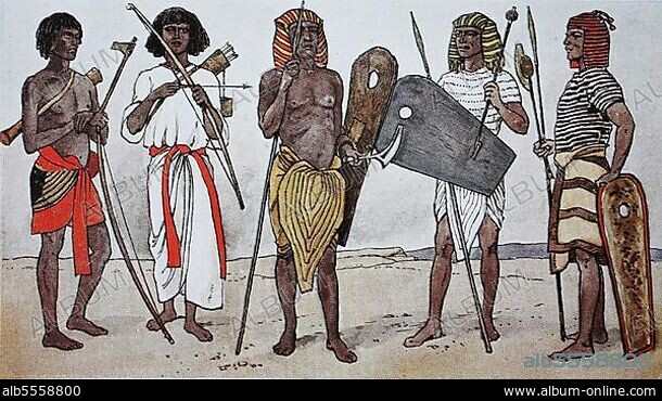 Kleidung im alten Ägypten, in der Ramessidenzeit, 1350-1200 v. Chr. von links zwei nubische Bogenschützen und dann drei Soldaten mit gewöhnlichem Kopftuch, herzförmigem Vorderblatt, Stichmesser, Streitkolben oder Stock und Schild mit Augenloch, digital verbesserte Reproduktion einer Illustration aus dem 19. Jahrhundert.