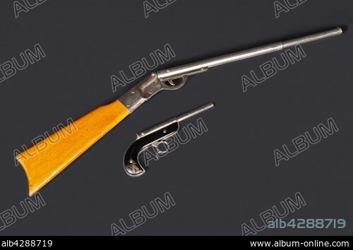Toys. Eureka rifle, Colibri air gun and black arrow pistol. 1913. Private collection. Pétrini Family collection.