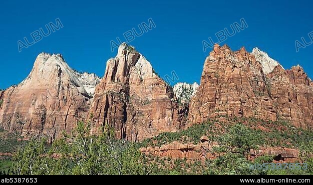 View from the Court of the Patriarchs to Abraham Peak, Isaac Peak and Jacob Peak, Zion Canyon, Zion National Park, Utah, USA, North America.