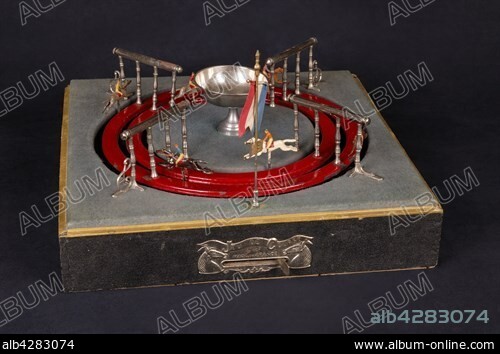 Toy. Racing game. 6 horses . Dimensions : 46x46 cm. Made in 1902-1907. Private collection. Pétrini Family collection.