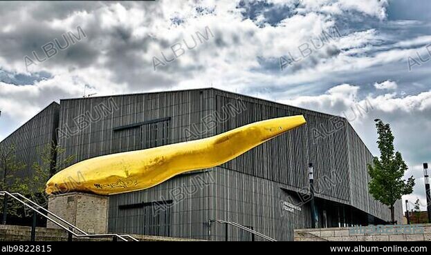 CISCA BOGMAN und OLIVER STÖRMER. Sculpture; Sculputur Goldener Waller. Artist: stoebo - Bogman & Störmer (Cisca Bogmann & Oliver Störmer) Architecture; modern; museum. Regensburg; Bavaria; Germany; In front of the House of Bavarian History; Europe.