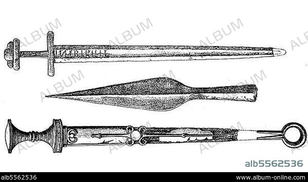 Germanische Waffen, eisernes Schwert, eiserne Lanzenspitze und Schwert mit Runeninschrift, digital restaurierte Reproduktion einer Originalvorlage aus dem 19. Jahrhundert.