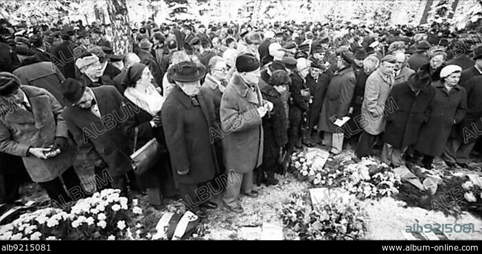 The funeral of Grand Admiral Karl Doenitz, a Hitler confidant who was convicted as a war criminal by the Nuremberg court martial, turned into a manifestation of Knight's Cross bearers, old and new Nazis. Aumuehle near Hamburg, 06.01.1981, Germany, Europe.