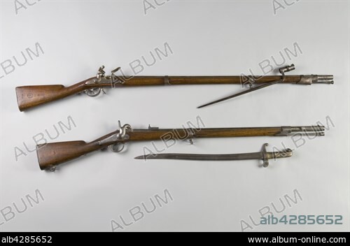 - Light infantryman flintlock rifle, model 1822. - Rifle, model 1859. With a sword bayonet model 1842. Private collection. Round canon, iron trimmings and ramrod, walnut wood butt.