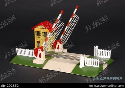 Toy. JEP (France) level crossing with gatekeeper house. Green and cream. Private collection. Pétrini Family collection.