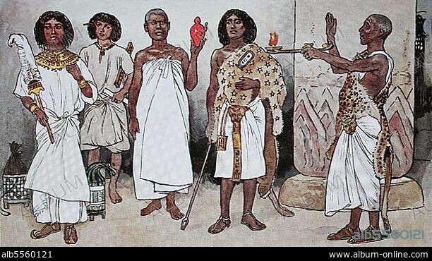 Kleidung im alten Ägypten, in der Ramessidenzeit, 1350-1200 v. Chr. von links ein hoher Beamter mit Wedel, dann ein Schreiber, ein Tempeldiener mit Gefäß, ein Aufseher von Heliololis mit Leopardenfell und ein Opferpriester mit Räuchergefäß, digital verbesserte Reproduktion einer Illustration aus dem 19. Jahrhundert.