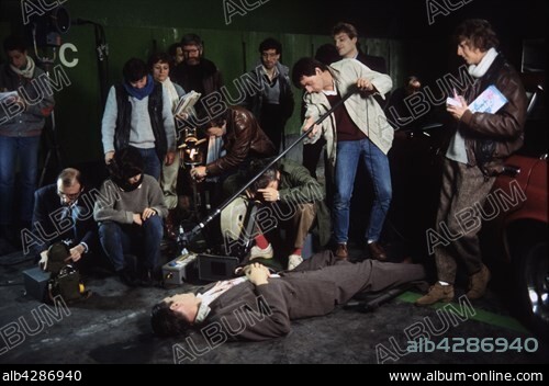 L'Amour braque. Mad Love. Year: 1985 France. Director: Andrzej Zulawski. Francis Huster (lying on the floor), Tchéky Karyo (behind, second from right). . Shooting picture. Production company: Sara Films.