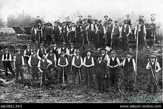 Group picture, construction workers with shovels, presumably road construction, 1920s, exact location unknown, Germany, Europe.