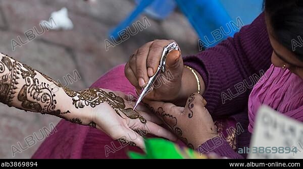 Henna tattoo artist on the Chandni Chowk market, Delhi, India, Asia.