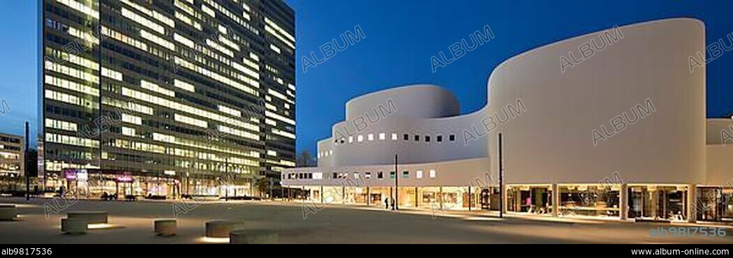 Düsseldorf Schauspielhaus in contrast to the Dreischeibenhaus; Düsseldorf; North Rhine-Westphalia; Germany; Europe.