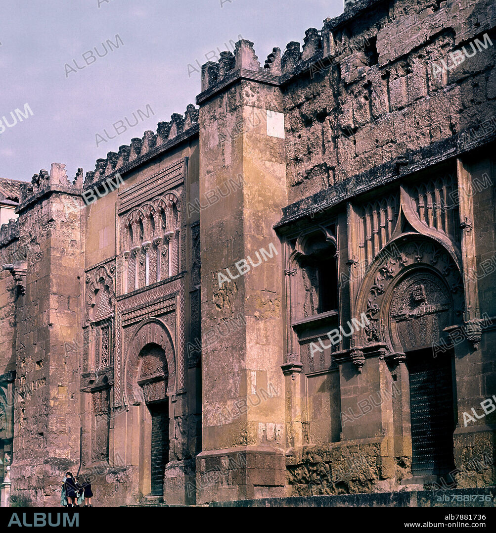 MEZQUITA DE CORDOBA - FACHADA OCCIDENTAL - PORTADA DE LA PALOMA CON DECORACION OJIVAL DE FINALES DEL SIGLO XV - AMPLIACION DE AL-HAKAM II.