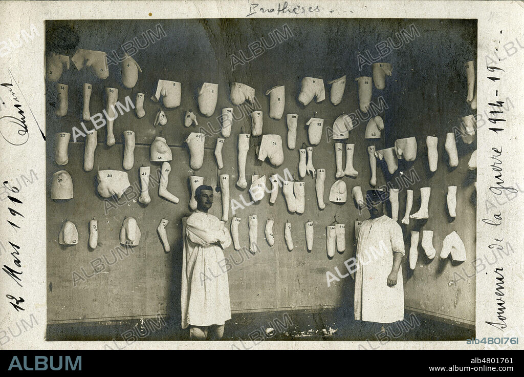 Differentes protheses pour les mutiles de guerre. Photographie anonyme pour une carte postale de la guerre 14-18. Credit : Collection IM/KHARBINE-TAPABOR.