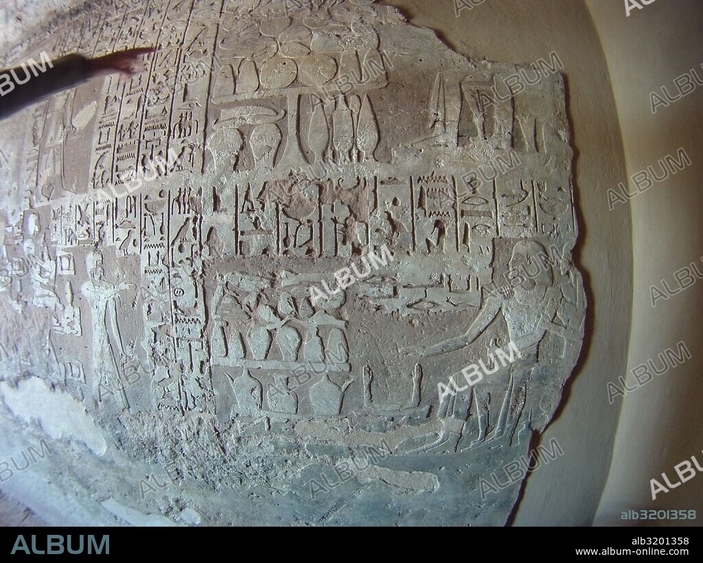 Tumba de Paheri. Paheri era el nieto de Ahmose hijo de Ebana, y sirvió bajo las órdenes de Tutmosis III. Ostentó varios cargos, fue Intendente de Nekheb, así como Escriba de Amon, Tutor del Príncipe, y Jefe de los sacerdotes de la diosa Nejbet, entre otros.