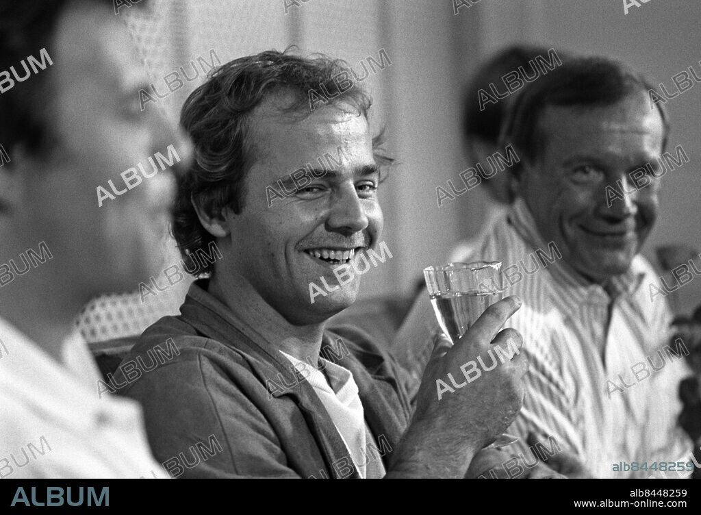 ARKIV MALMÖ 19840717. Keith Cederholm firar sitt frikännande med journalisten Jan Guillou (t.v.) och advokat Henning Sjöström. 1982 dömdes Cederholm av hovrätten till fängelse för inblandning i det så kallade raggarmordet i Malmö, Cederholm beviljades resning och frikändes två år senare. Foto: Ulf Ryd / XP / SCANPIX / Kod: 38. **AFTONBLADET OUT**.