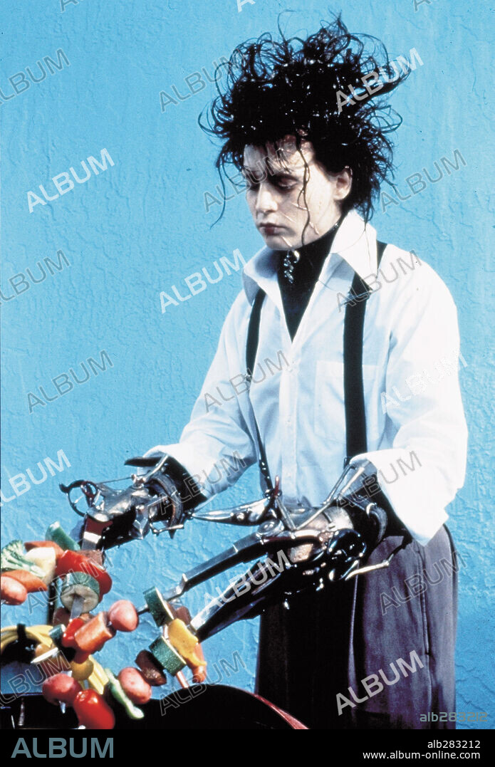 JOHNNY DEPP en EDUARDO MANOSTIJERAS, 1990 (EDWARD SCISSORHANDS), dirigida por TIM BURTON. Copyright 20TH CENTURY FOX.