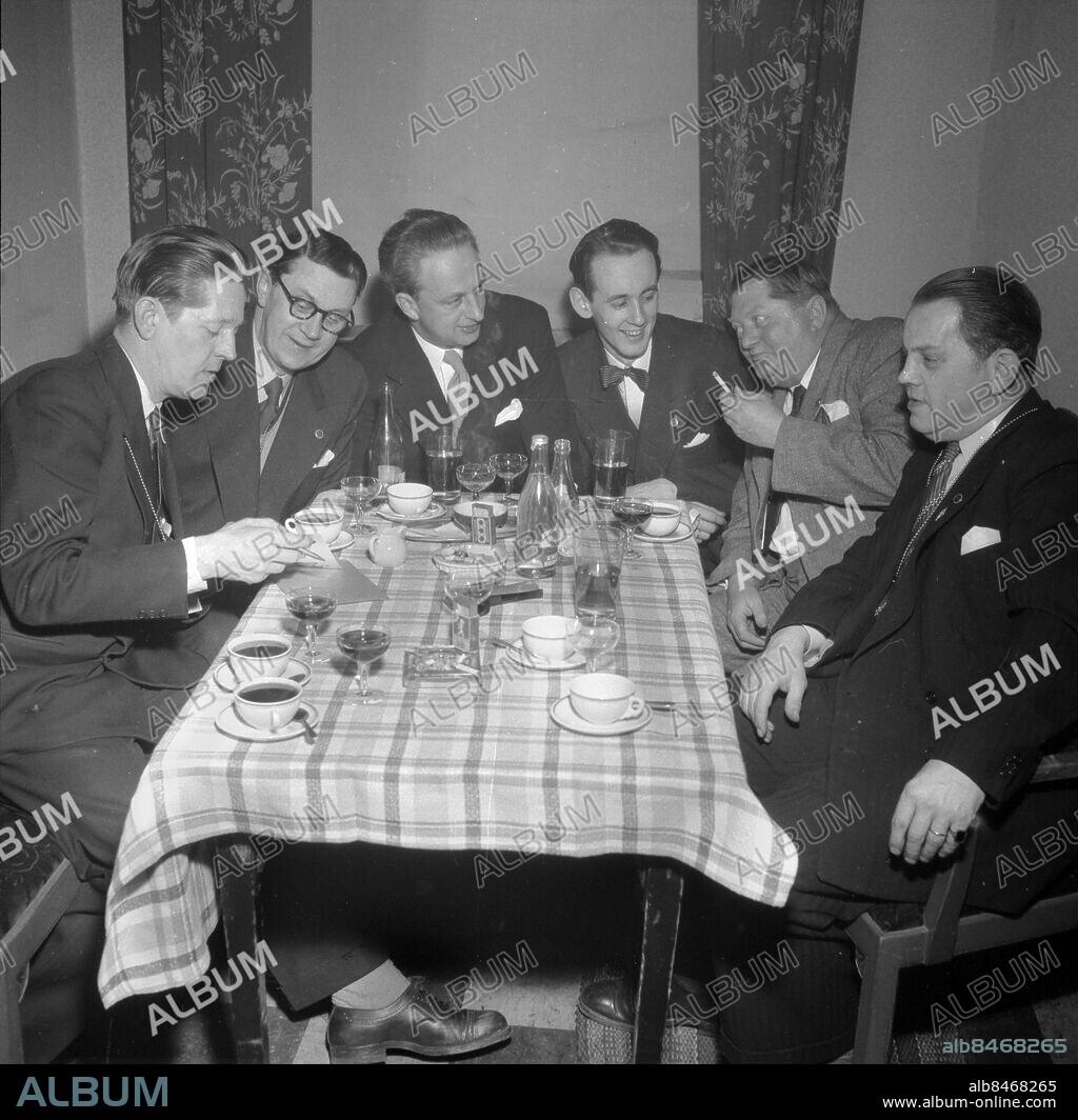 Göteborg - mars 1954 - PFK Pressfotografernas klubb firar 20-årsjubileum hemma hos Tusse Jonsson - fr v: Thure Christiansson - Einar Niklasson - Okänd - Claes Forsberg - Tusse Jonsson och Sven Bergh - *** Local Caption *** TC-I308. THURE CHRISTIANSSON.