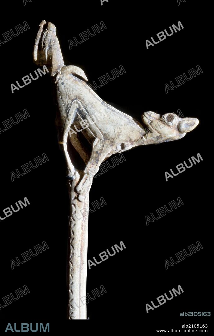 PIEZAS DE LA EXPOSICION "ARTE SIN ARTISTAS": PROPULSOR DEL CERVATILLO CON PAJAROS, DE LA CUEVA DE MAS D'AZIL, ARIEGE (FRANCIA). TALLADO SOBRE ASTA DE RENO. MAGDALENIENSE MEDIO.