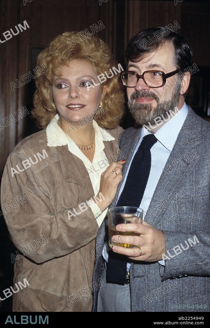 MAYRA GOMEZ KEMP. ACTRIZ Y PRESENTADORA DE TELEVISION.CUBA1948-. FOTOGRAFIA JUNTO  A NARCISO IBAÑEZ SERRADOR. AÑO 1981.