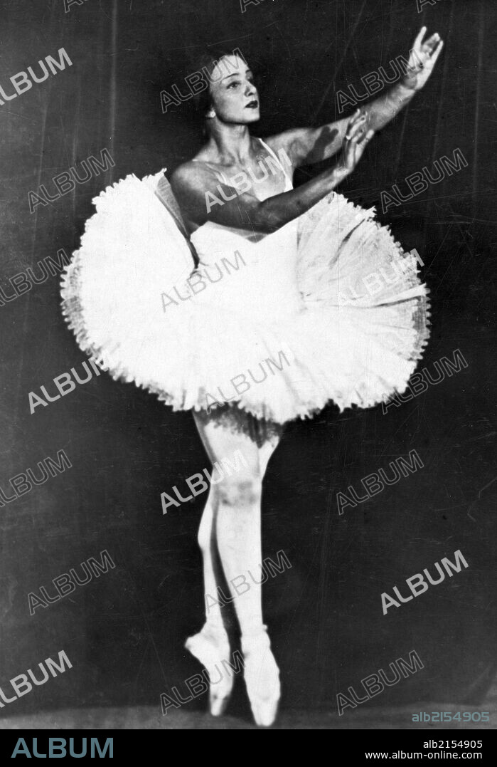 Soviet ballet dancer, natalia dudinskaya, as bayadere at the leningrad theater of opera and ballet, 1930s.