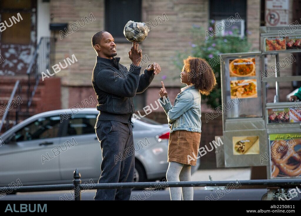 JAMIE FOXX and QUVENZHANE WALLIS in ANNIE, 2014, directed by WILL GLUCK. Copyright SONY PICTURES ENTERTAINMENT.