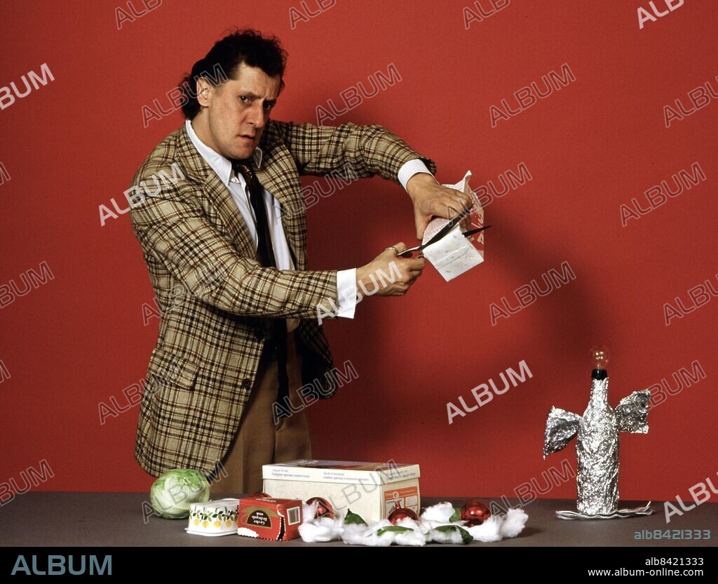 1987.. Kurtan pysslar. Kurt Olsson gör julpyssel.. Foto: Bror Augustsson. ©Kamerareportage *** Local Caption *** . BROR AUGUSTSSON.