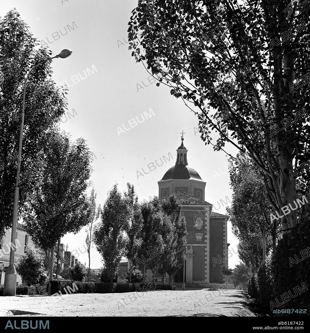 CRISTÓBAL RODRÍGUEZ DE JARAMA. FACHADA BARROCA DE LA IGLESIA DE ALPAJES DENOMINADA IGLESIA DE LA VIRGEN DE LAS ANGUSTIAS - FOTO AÑOS 60.