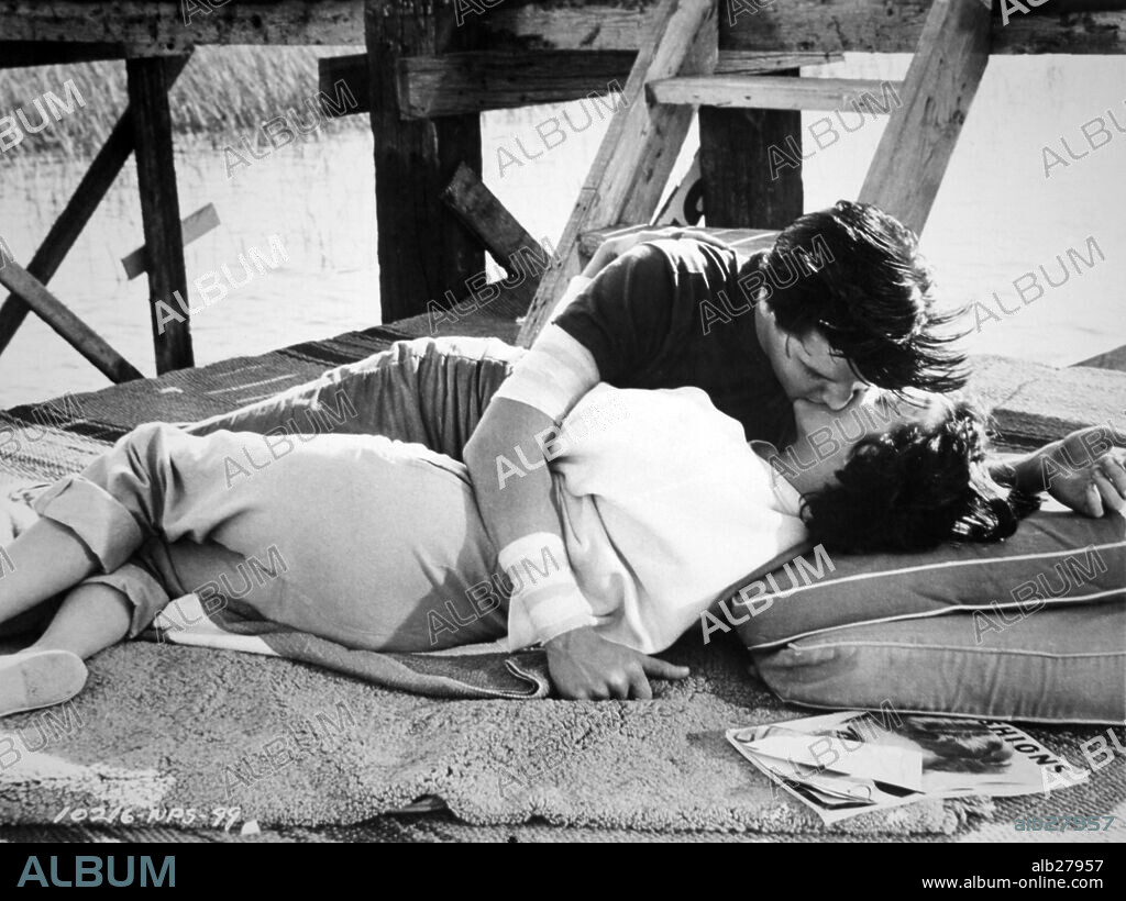 DOLORES HART et ELVIS PRESLEY dans KING CREOLE, 1958, réalisé par MICHAEL CURTIZ. Copyright PARAMOUNT PICTURES.