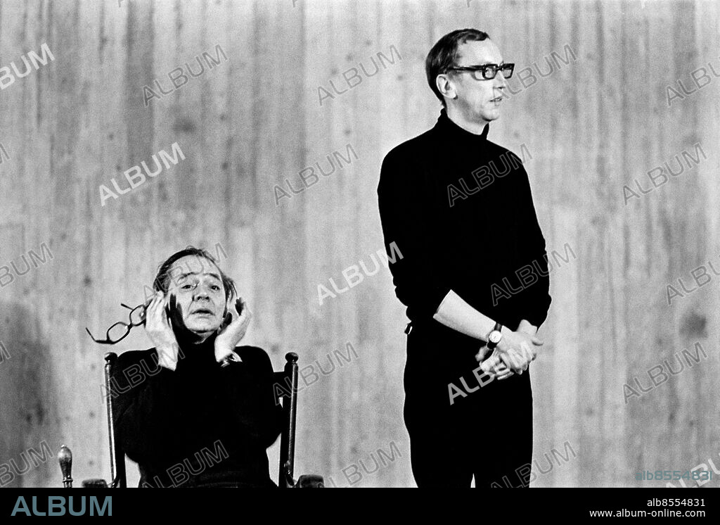 1970-03-16. SLUTSPEL TV-teater för gymnasiet, en pjäs av Samuel Beckett i regi av Jan Halldoff. Sänt första gången 1970-04-07 Här ses skådespelarna Bengt Ekerot (tv), som Hamm, och Jan Blomberg, som Clov. Foto: Bertil S-son Åberg / RiR / SVT / Kod: 5600 Reportage publ. i RiR 15/70 sid. 16-17, 64-65. RiR 19771 sv/v neg Skol-TV persons: BENGT EKEROT;JAN BLOMBERG sites: SVERIGE. Bilden får endast användas i programpresenterande sammanhang. Fotografens namn, Sveriges Television samt programmets titel skall alltid anges.