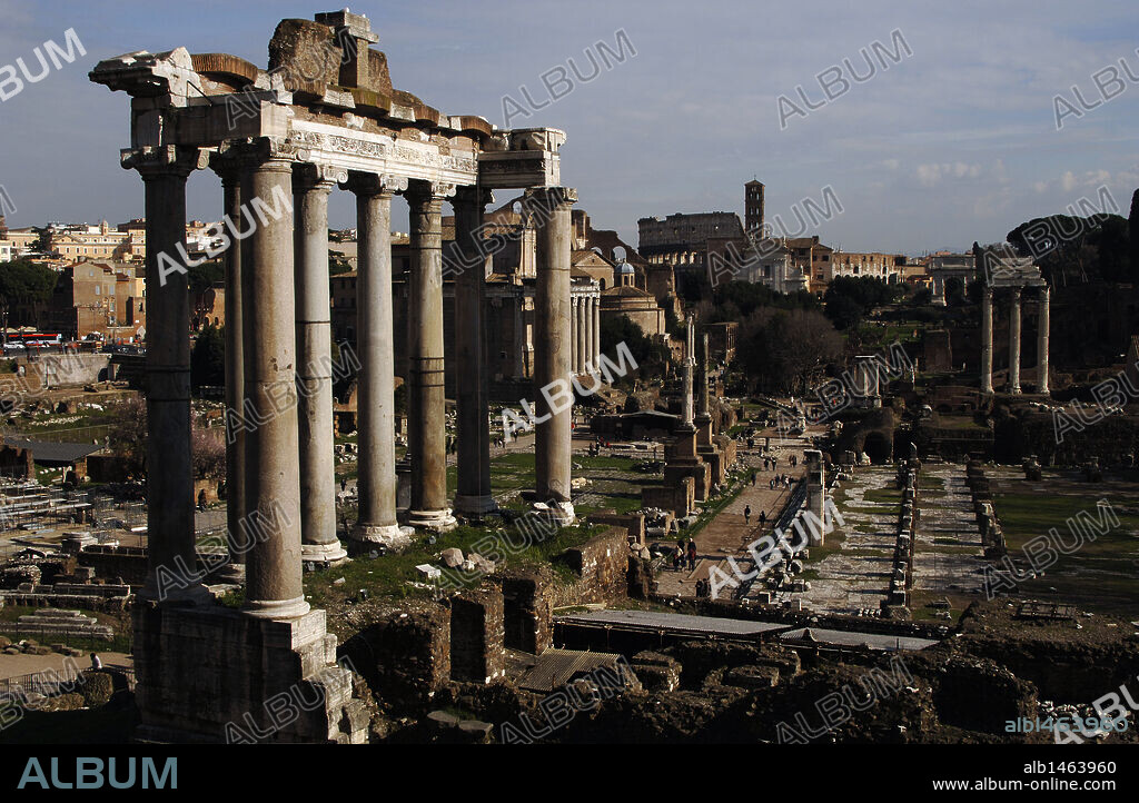 ARTE ROMANO. ITALIA. FORO ROMANO. Vista de las ruinas del TEMPLO DE SATURNO. ROMA.