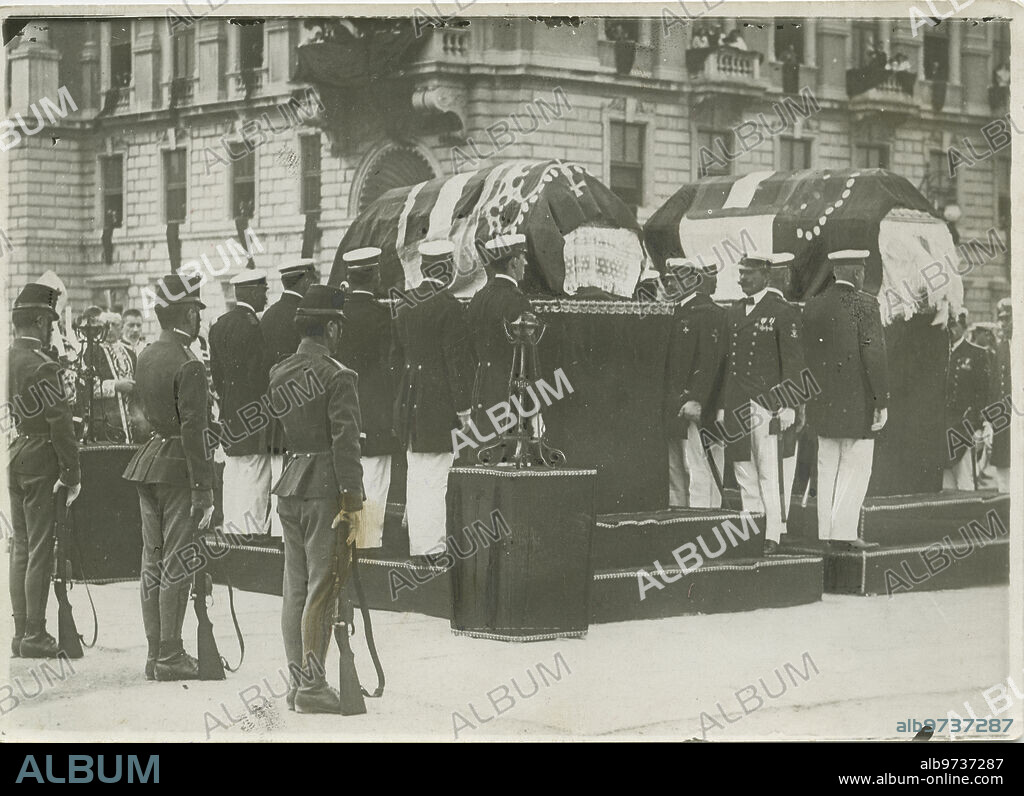 Trieste (Italia), 02/07/1914. Funeral del archiduque Francisco Fernando y su mujer Sofía Chotek tras su asesinato. En la imagen los catafalcos expuestos en el muelle de Trieste.