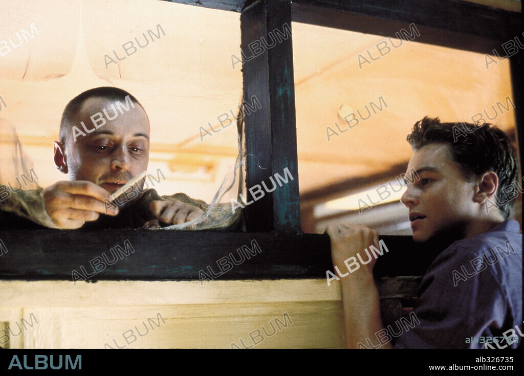 Leonardo DiCaprio y ROBERT CARLYLE en LA PLAYA, 2000 (THE BEACH), dirigida por DANNY BOYLE. Copyright 20TH CENTURY FOX.